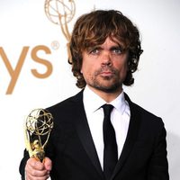 Peter Dinklage con su galardón en los premios emmy 2011