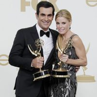 Ty Burrell y Julie Bowen con sus galardones en los premios Emmy 2011