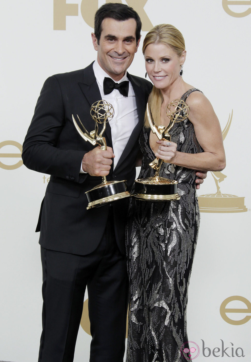 Ty Burrell y Julie Bowen con sus galardones en los premios Emmy 2011