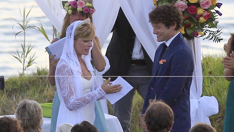 Tania Llasera y Gonzalo Villar el día de su boda en El Algarve