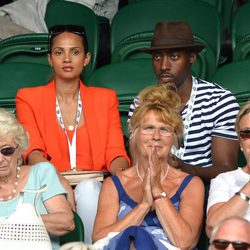 Alesha Dixon con su pareja Azuka Ononye en Wimbledon 2014