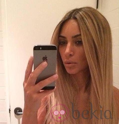 Kim Kardashian luce melena rubia