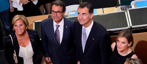 Los Reyes Felipe y Letizia con Artur Mas en la entrega de los Premios Fundación Príncipe de Girona 2014