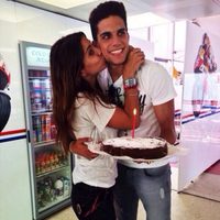 Melissa Jiménez besa a Marc Bartra tras sorprenderla por su cumpleaños