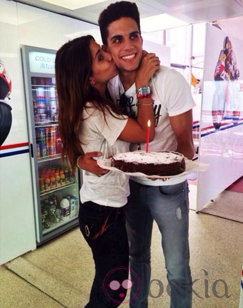 Melissa Jiménez besa a Marc Bartra tras sorprenderla por su cumpleaños