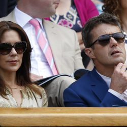 Los Príncipes de Dinamarca en un partido de tenis en Wimbledon 2014