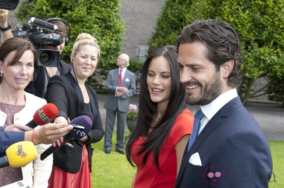 Carlos Felipe de Suecia y Sofia Hellqvist hablan con la prensa en el anuncio de su compromiso