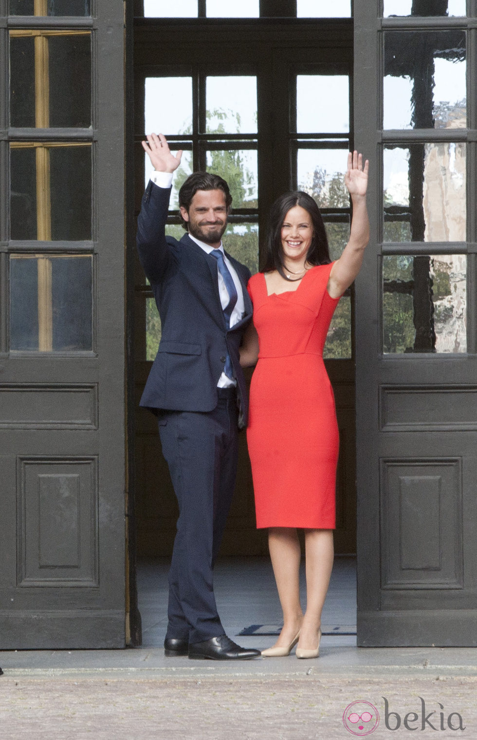 Carlos Felipe de Suecia y Sofia Hellqvist saludan en el anuncio de su compromiso