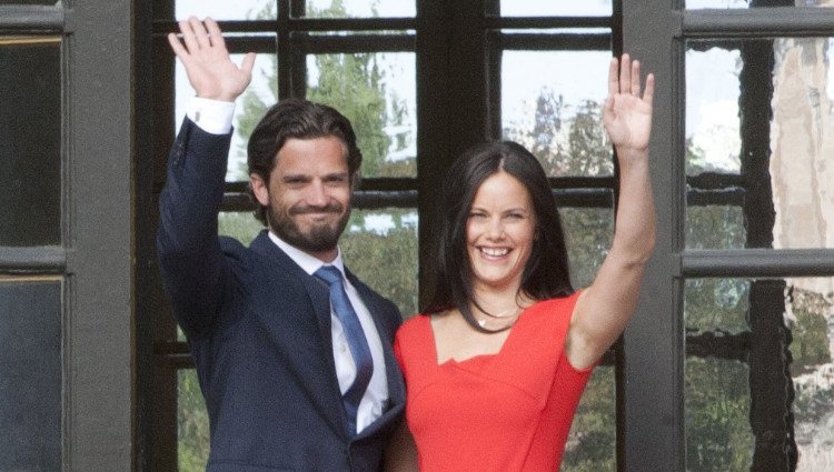 Carlos Felipe de Suecia y Sofia Hellqvist saludan en el anuncio de su compromiso