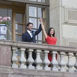 Carlos Felipe de Suecia y Sofia Hellqvist saludan desde el palacio de Drottingholm en el anuncio de su compromiso