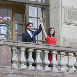 Carlos Felipe de Suecia y Sofia Hellqvist saludan desde el palacio de Drottingholm en el anuncio de su compromiso