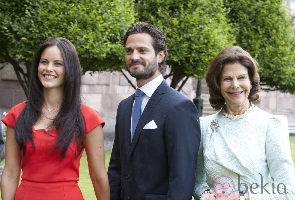 Carlos Felipe de Suecia y Sofia Hellqvist en el anuncio de su compromiso con la Reina Silvia