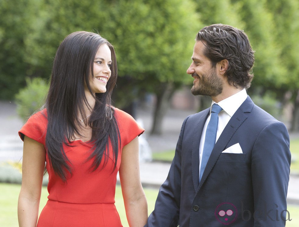 Carlos Felipe de Suecia y Sofia Hellqvist se dedican una tierna mirada en el anuncio de su compromiso