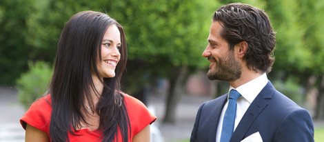 Carlos Felipe de Suecia y Sofia Hellqvist se dedican una tierna mirada en el anuncio de su compromiso