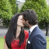 Carlos Felipe de Suecia y Sofia Hellqvist se dan un beso en su compromiso