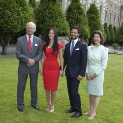 Carlos Felipe de Suecia y Sofia Hellqvist con los Reyes de Suecia en el anuncio de su compromiso