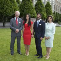 Carlos Felipe de Suecia y Sofia Hellqvist con los Reyes de Suecia en el anuncio de su compromiso