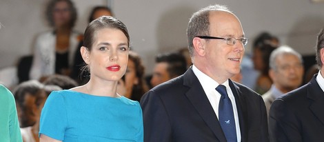 Carlota Casiraghi y Alberto de Mónaco en el Concurso de Saltos de Monte-Carlo 