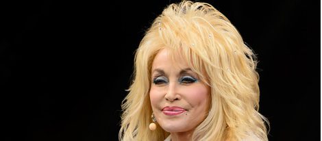 Dolly Parton actuando en el Festival de Glastonbury 2014