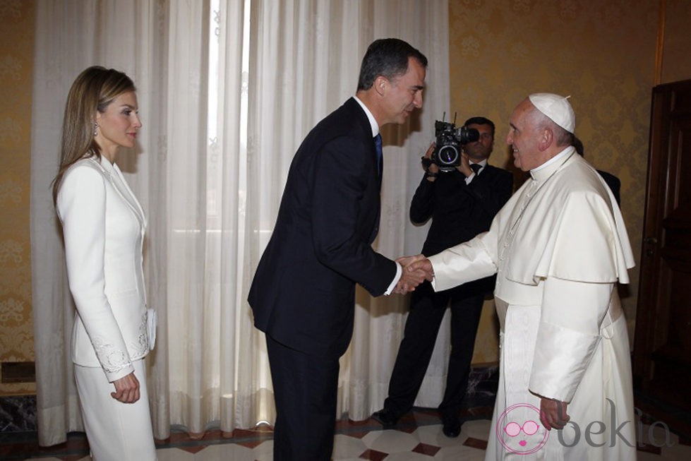 El Rey Felipe saluda al Papa Francisco en su primer viaje al extranjero como Rey de España