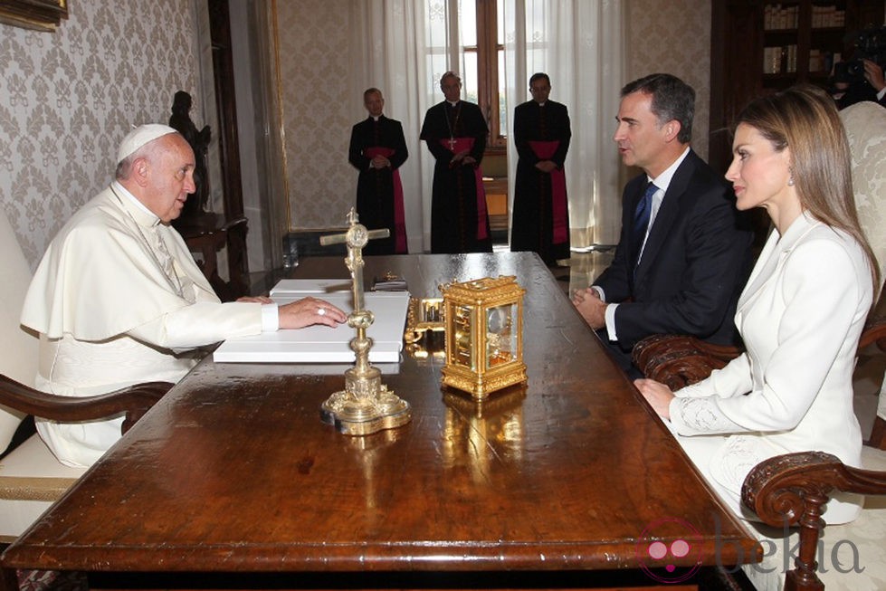 Los Reyes Felipe y Letizia con el Papa Francisco en su primer viaje al extranjero como Reyes de España