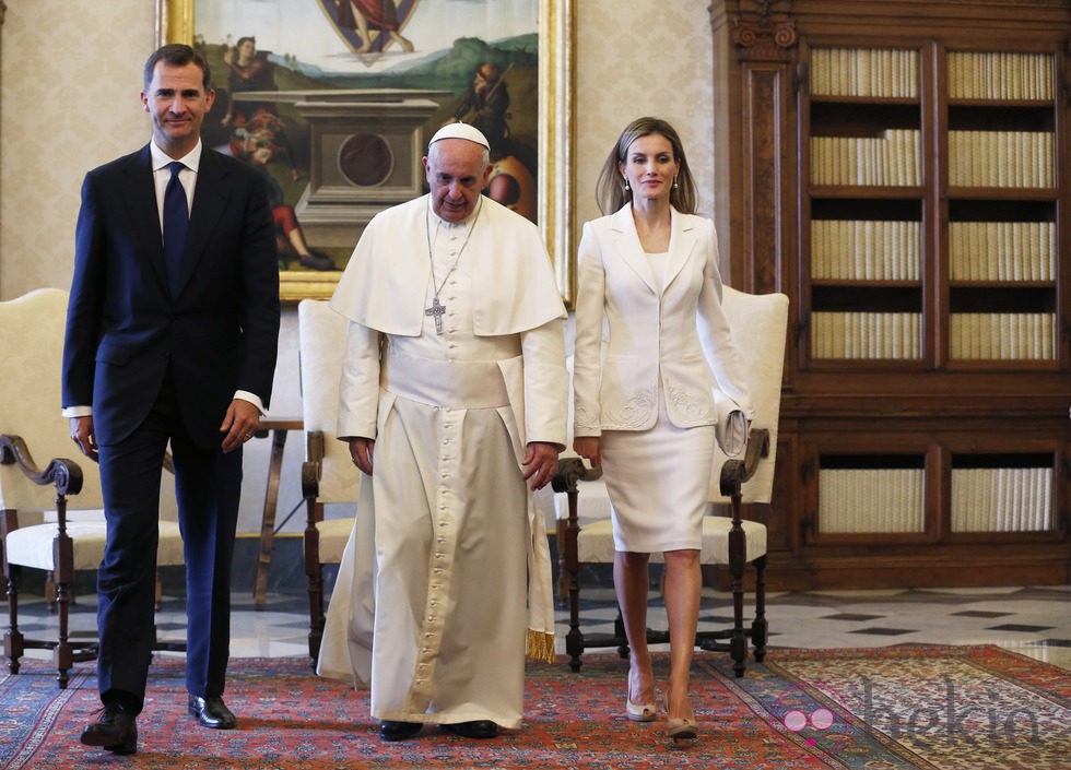 La Reina Letizia vestida de blanco junto al Rey Felipe y al Papa Francisco en El Vaticano