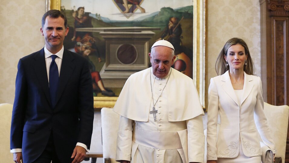 La Reina Letizia vestida de blanco junto al Rey Felipe y al Papa Francisco en El Vaticano