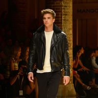 River Viiperi en el desfile de Mango en la 080 Barcelona Fashion otoño/invierno 2014