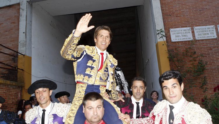 Manuel Díaz El Cordobés saliendo por la Puerta Grande de Burgos