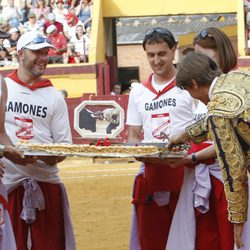 Manuel Díaz El Cordobés soplando las velas de su 46 cumpleaños en Burgos