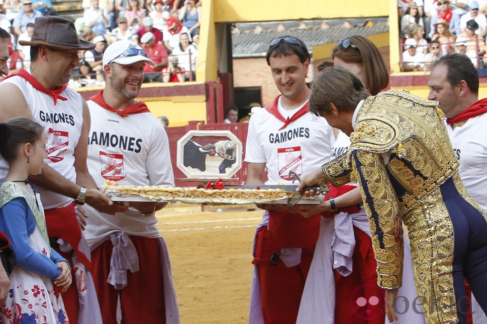 Manuel Díaz El Cordobés soplando las velas de su 46 cumpleaños en Burgos