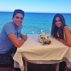 Marc Bartra y Melissa Jiménez comen juntos frente al mar