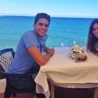 Marc Bartra y Melissa Jiménez comen juntos frente al mar