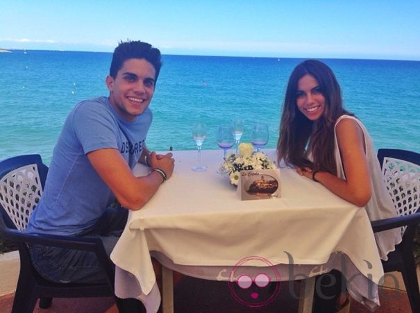 Marc Bartra y Melissa Jiménez comen juntos frente al mar