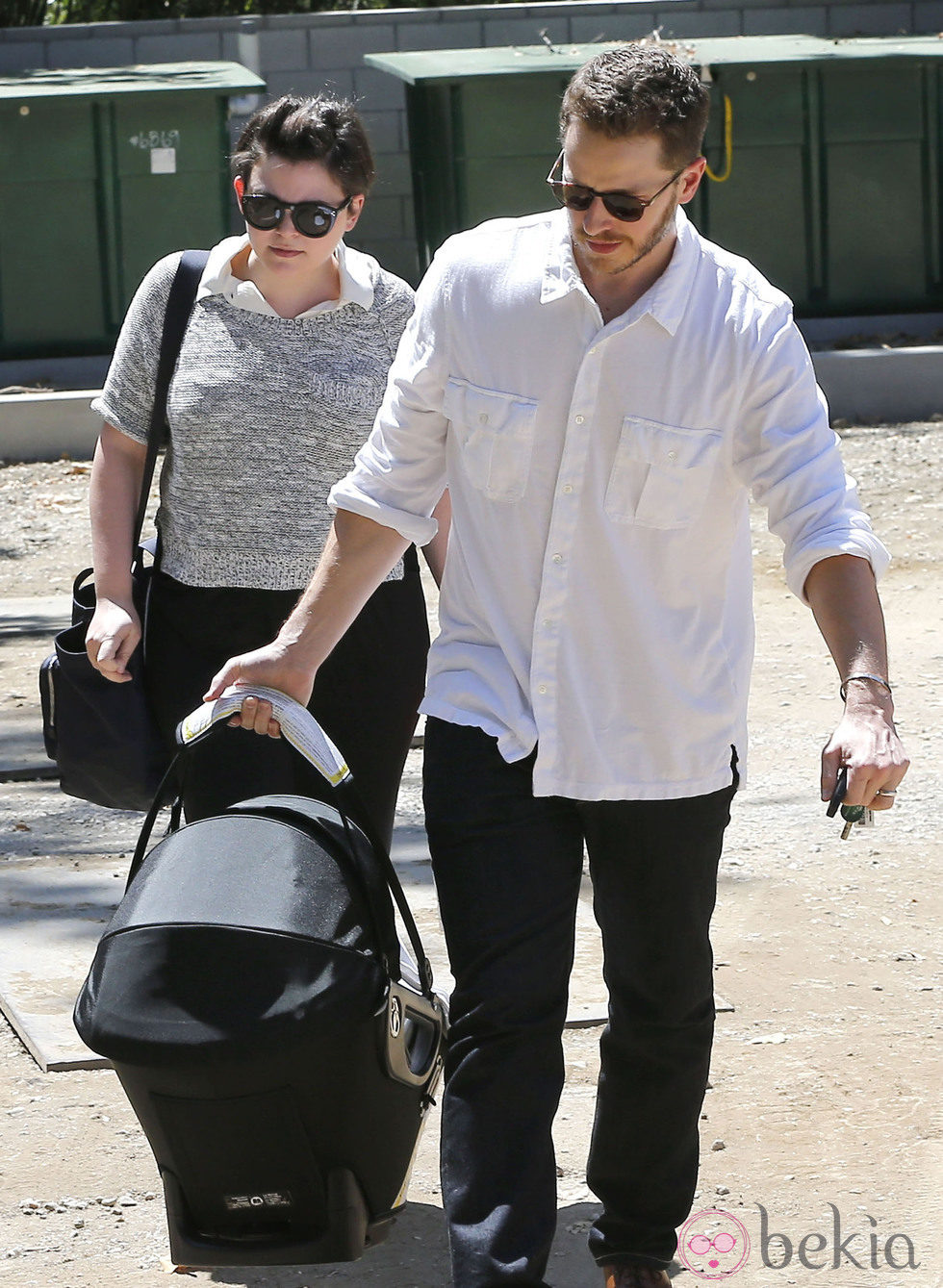 Ginnifer Goodwin y Josh Dallas con su hijo Oliver