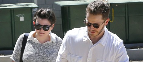 Ginnifer Goodwin y Josh Dallas con su hijo Oliver