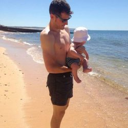 Iker Casillas enseña a su hijo Martín el mar