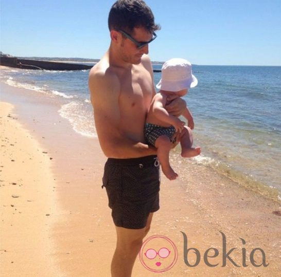 Iker Casillas enseña a su hijo Martín el mar