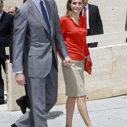 Los Reyes Felipe y Letizia cogidos de la mano en la entrega de los Premios Nacionales de Innovación y Diseño 2013