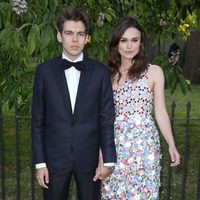 Keira Knightley y James Righton en la Serpentine Gallery Summer Party 2014