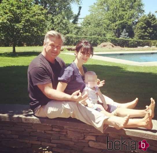 Alec Baldwin e Hilaria Thomas con su hija Carmen Gabriela celebrando el Día del Padre 2014