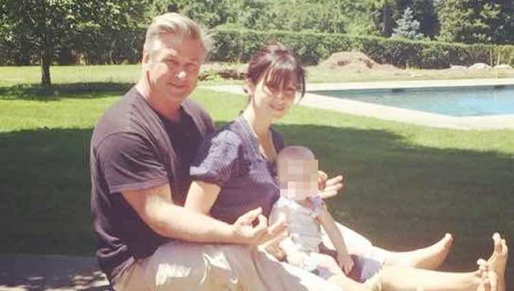 Alec Baldwin e Hilaria Thomas con su hija Carmen Gabriela celebrando el Día del Padre 2014