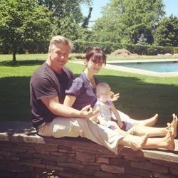 Alec Baldwin e Hilaria Thomas con su hija Carmen Gabriela celebrando el Día del Padre 2014