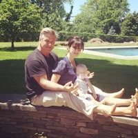 Alec Baldwin e Hilaria Thomas con su hija Carmen Gabriela celebrando el Día del Padre 2014