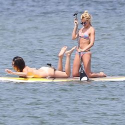 Kendall Jenner y Hailey Baldwin practicando surf de remo