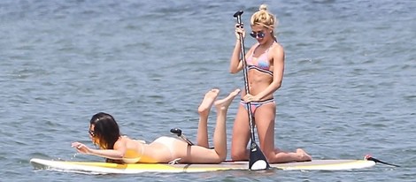 Kendall Jenner y Hailey Baldwin practicando surf de remo