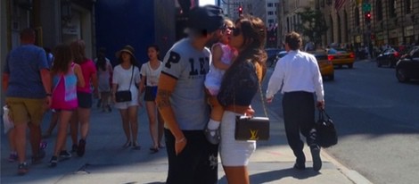 Cesc Fàbregas y Daniella Semaan con su hija Lia Fàbregas en Nueva York