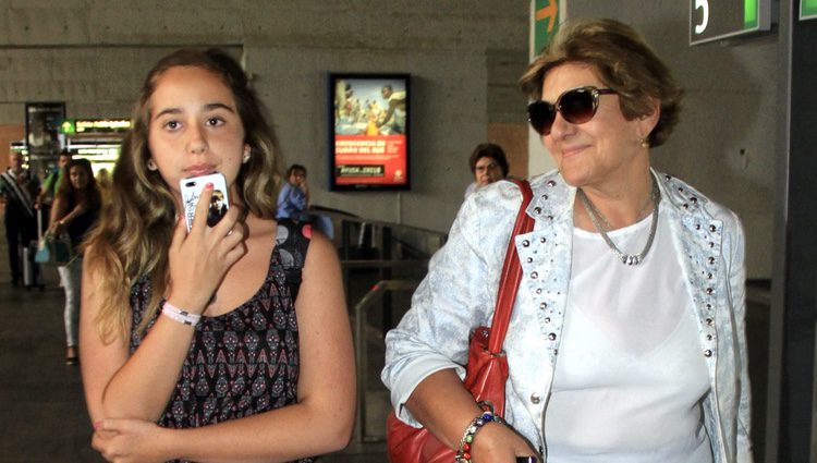 Carmen Bazán con su nieta Andrea en la estación del tren de Sevilla