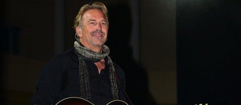 Kevin Costner en su concierto en Barcelona