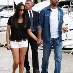 Tony Parker y Axelle Francine de la mano por Saint-Tropez